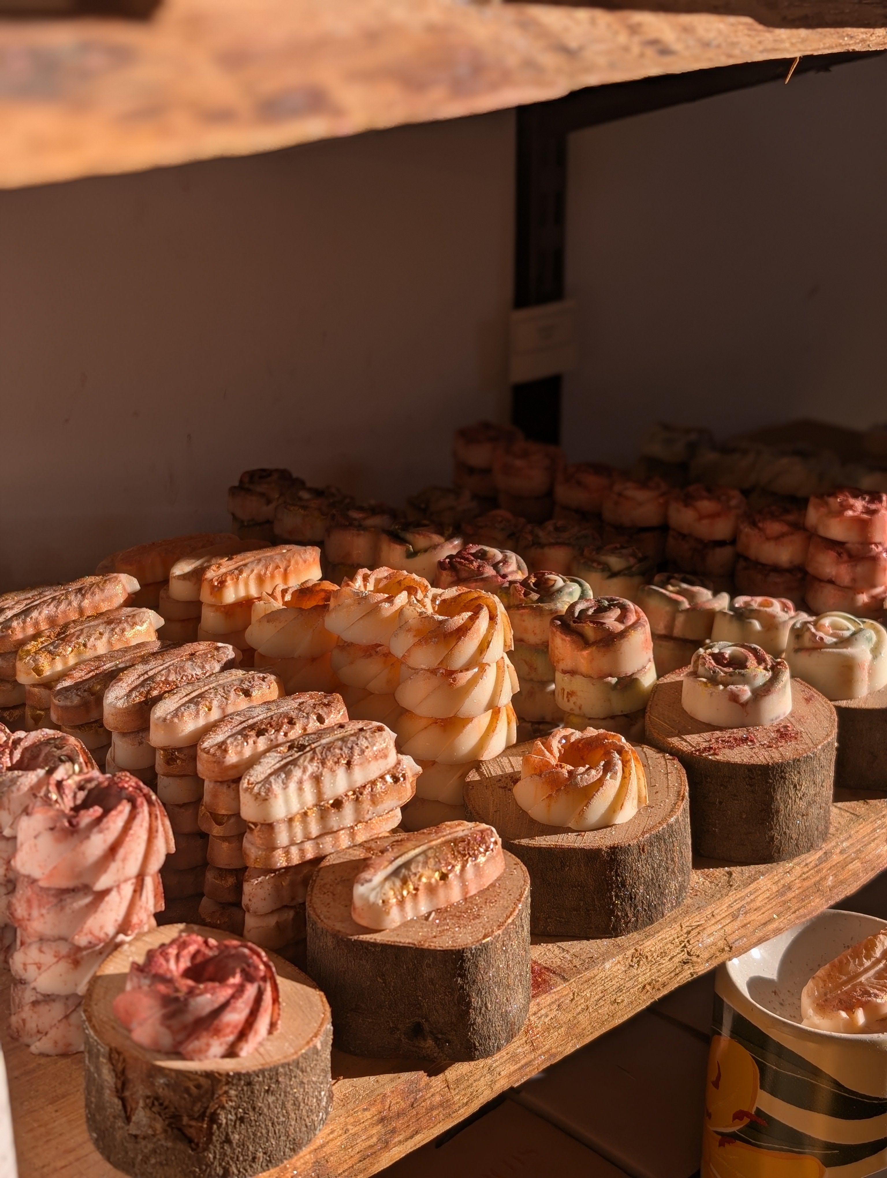 Fondants parfumés artisanaux LBL rangés dans l'atelier Boutique Les Bougies de Léa LBL