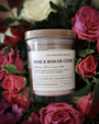 Bougie artisanale parfumée Rose & Bois de Cèdre Les Bougies de Léa dans un bouquet de roses.
