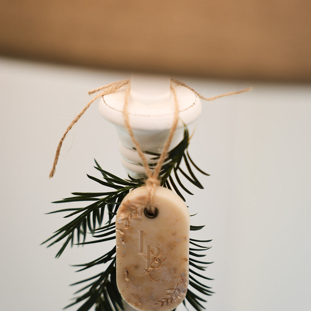 Suspension parfumée Poudre de Riz LBL présentée présentée sur une lampe abat-jour comme objet déco d'intérieur chic, raffiné et élégant. 