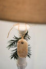 Suspension parfumée Poudre de Riz LBL présentée présentée sur une lampe abat-jour comme objet déco d'intérieur chic, raffiné et élégant. 
