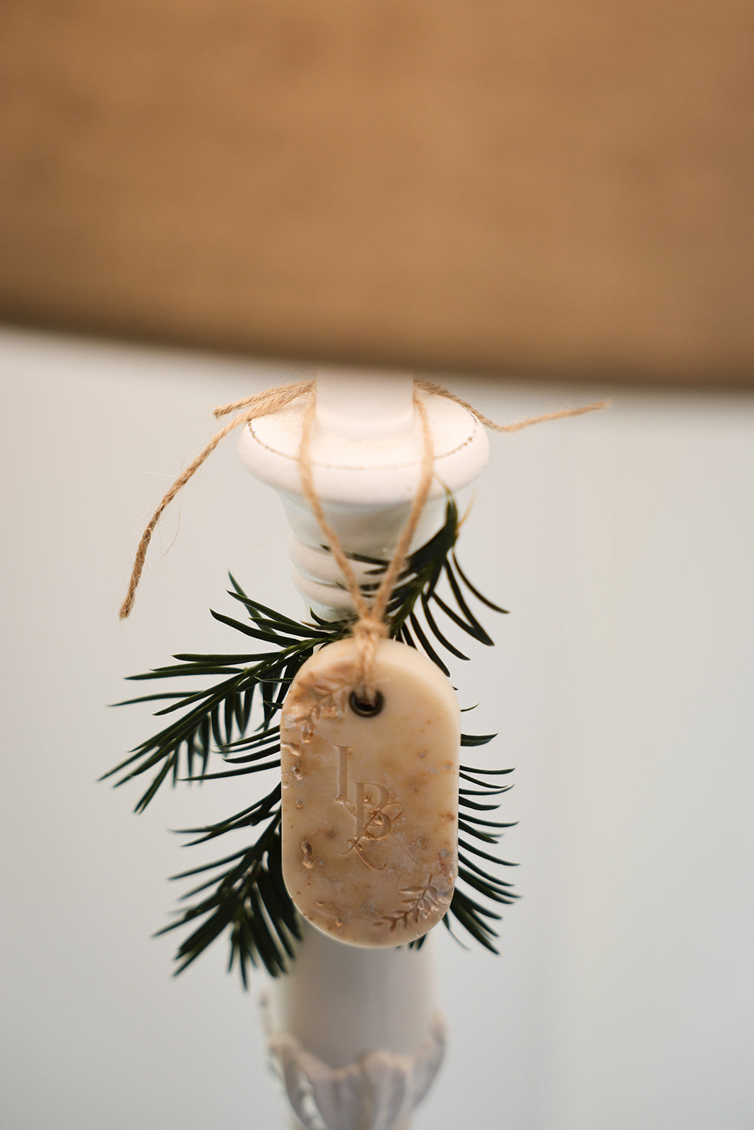 Suspension parfumée Poudre de Riz LBL présentée présentée sur une lampe abat-jour comme objet déco d'intérieur chic, raffiné et élégant. 