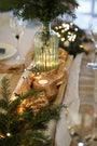 Bougeoir artisanal en bois de Frêne massif fait main en France, région lyonnaise avec une bougie allumée, décoration et ambiance Noël, centre de table comme objet déco.