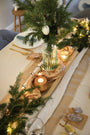Bougeoir artisanal en bois de Frêne massif fait main en France, région lyonnaise avec une bougie allumée, décoration et ambiance Noël, centre de table comme objet déco.