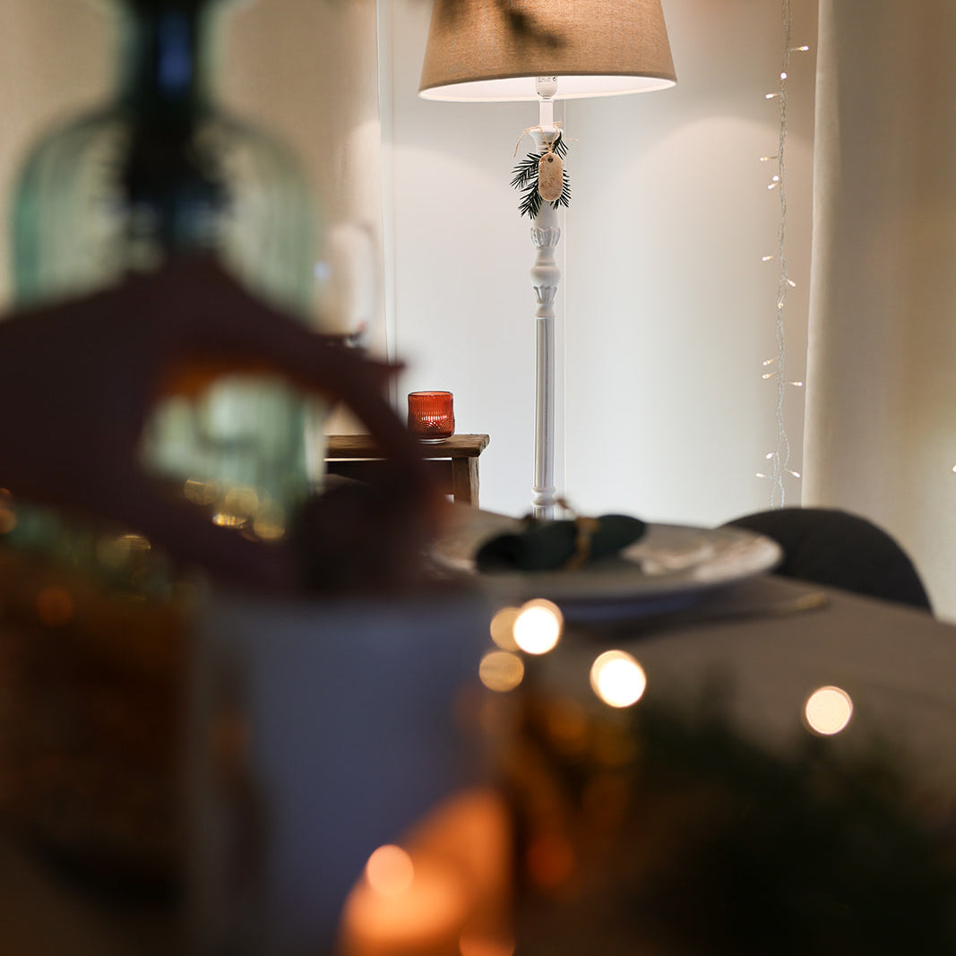 Suspension parfumée Poudre de Riz LBL présentée présentée sur une lampe abat-jour comme objet déco d'intérieur chic, raffiné et élégant. 