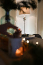 Suspension parfumée Poudre de Riz LBL présentée présentée sur une lampe abat-jour comme objet déco d'intérieur chic, raffiné et élégant. 