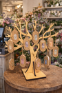 Suspensions parfumées artisanales LBL sur présentoir en bois de peuplier artisanal fait main en Bourgogne, mise en rayon espace de vente boutique revendeurs fleuriste, jardinerie.
