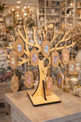 Suspensions parfumées artisanales LBL sur présentoir en bois de peuplier artisanal fait main en Bourgogne, mise en rayon espace de vente boutique revendeurs magasin décoration d'intérieur, boutique idées cadeaux, concept store.