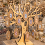 Suspensions parfumées artisanales LBL sur présentoir en bois de peuplier artisanal fait main en Bourgogne, mise en rayon espace de vente boutique revendeurs magasin décoration d'intérieur, boutique idées cadeaux, concept store.
