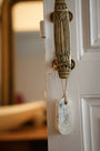 Suspension végétale parfumée Douce Couverture LBL suspendue à une poignée de porte comme objet de décoration d'intérieur parfumé chic et élégant.