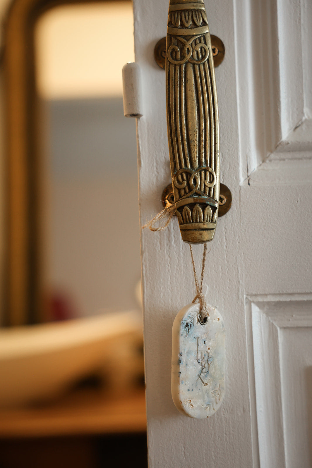 Suspension végétale parfumée Douce Couverture LBL suspendue à une poignée de porte comme objet de décoration d'intérieur parfumé chic et élégant.