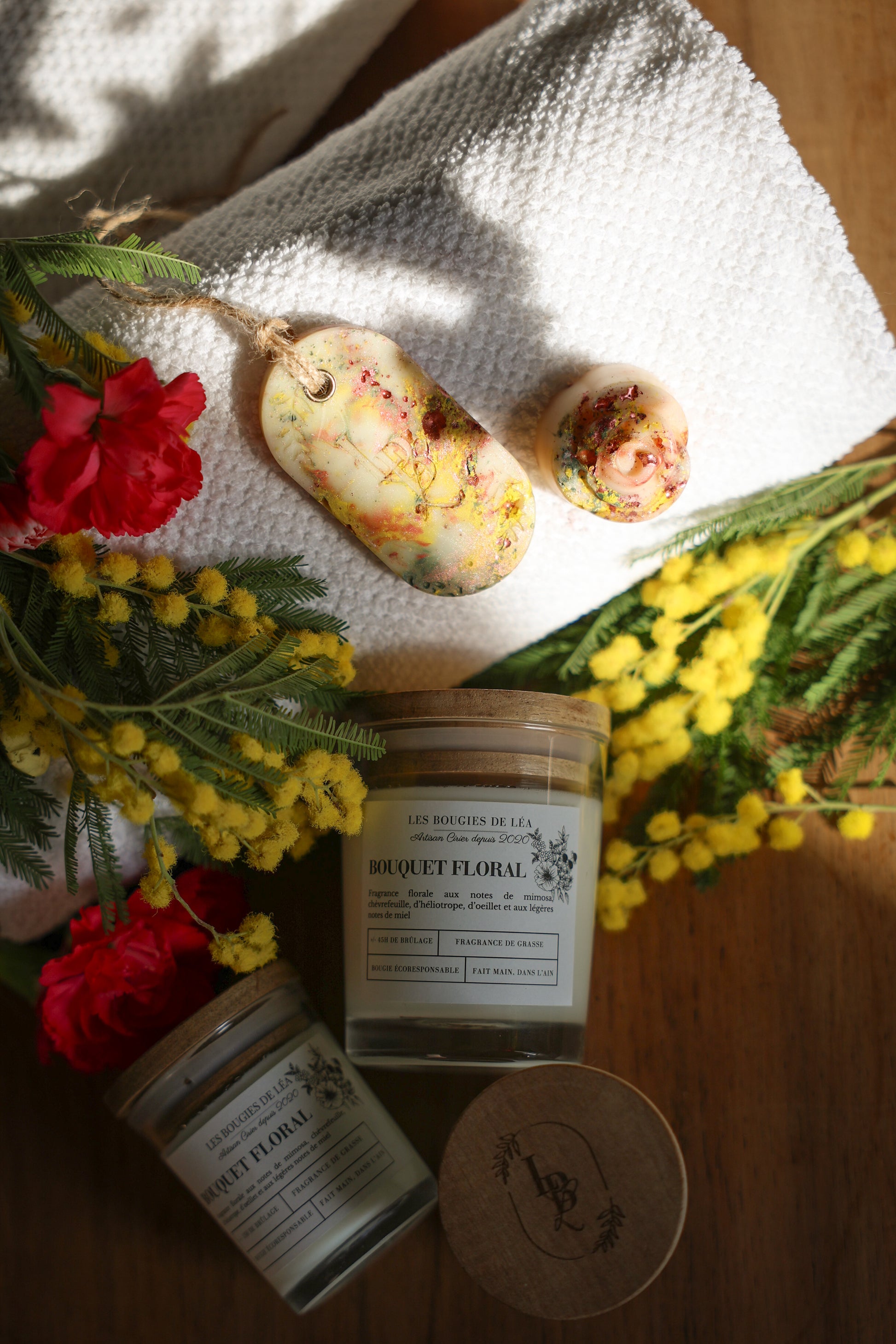 Bougies artisanales parfumées Les Bougies de Léa, suspension parfumée et fondant, galet parfumé, senteur Bouquet Floral, Mimosa, fleurs jaune et rouge
