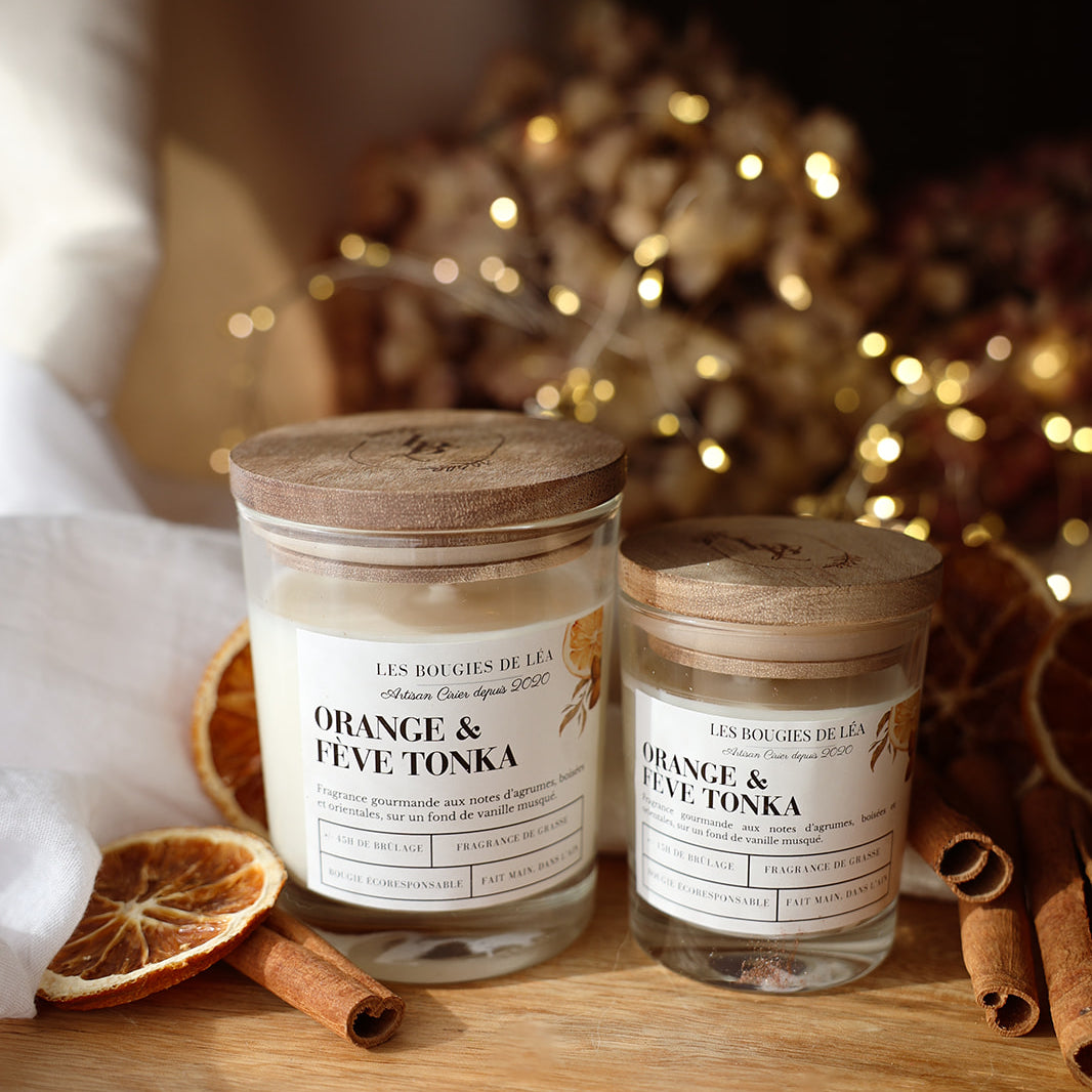 Bougies artisanales parfumées Orange et fève Tonka, orange cannelle avec couvercles en bois d'acacia, avec déco orange séchée, bâton de cannelle et guirlande lumineuse.
