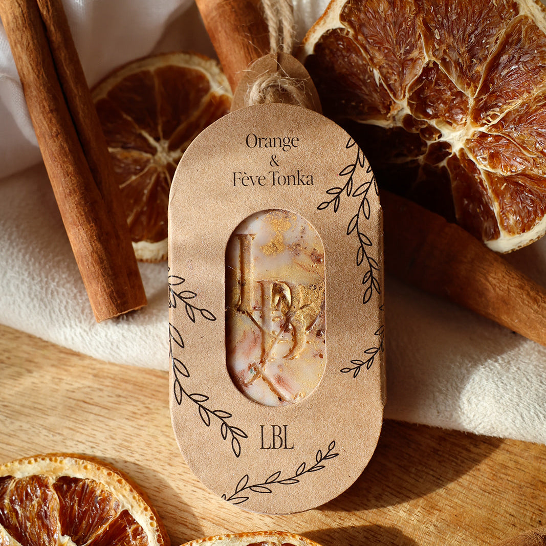 Suspension végétale parfumée artisanale LBL Orange & Fève Tonka, Cannelle avec orange confite et bâton de cannelle