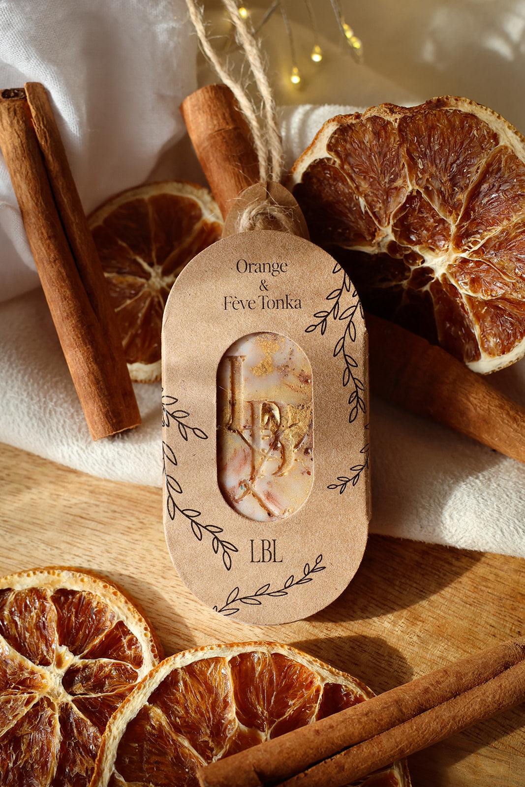 Suspension végétale parfumée artisanale LBL Orange & Fève Tonka, Cannelle avec orange confite et bâton de cannelle