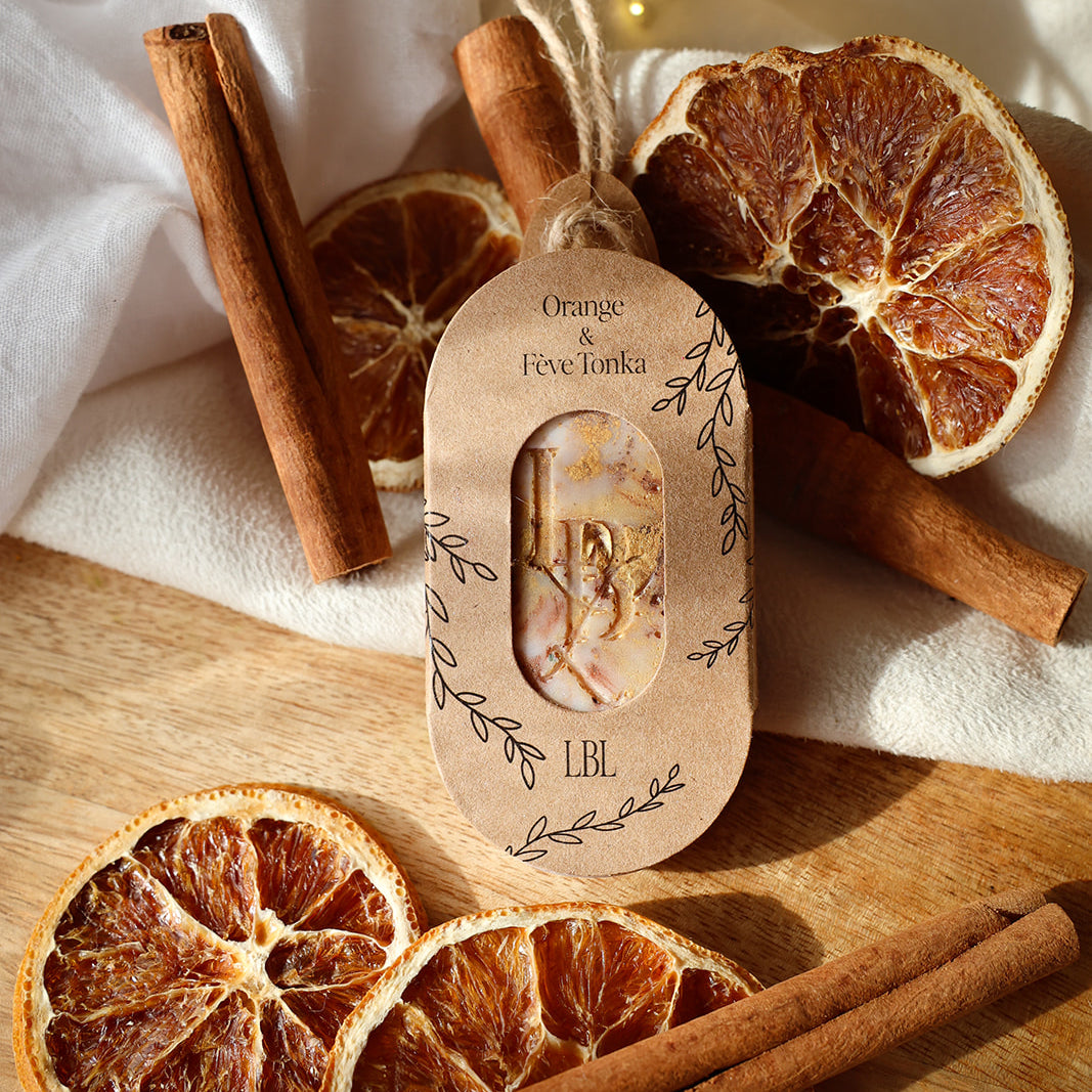 Suspension végétale parfumée artisanale LBL Orange & Fève Tonka, Cannelle avec orange confite et bâton de cannelle