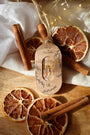 Suspension végétale parfumée artisanale LBL Orange & Fève Tonka, Cannelle avec orange confite et bâton de cannelle