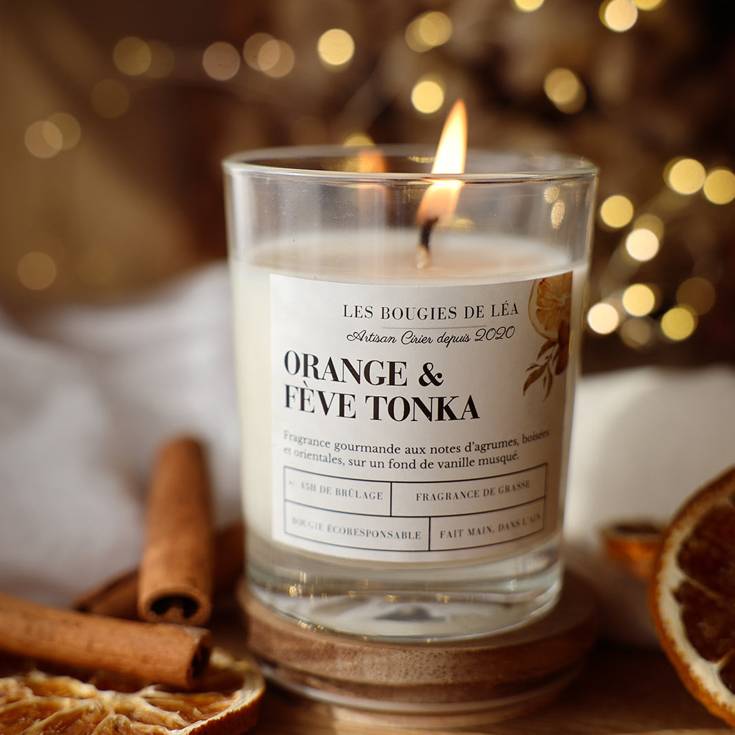 Bougies artisanales parfumées Orange et fève Tonka, orange cannelle avec couvercles en bois d'acacia, avec déco orange séchée, bâton de cannelle et guirlande lumineuse.