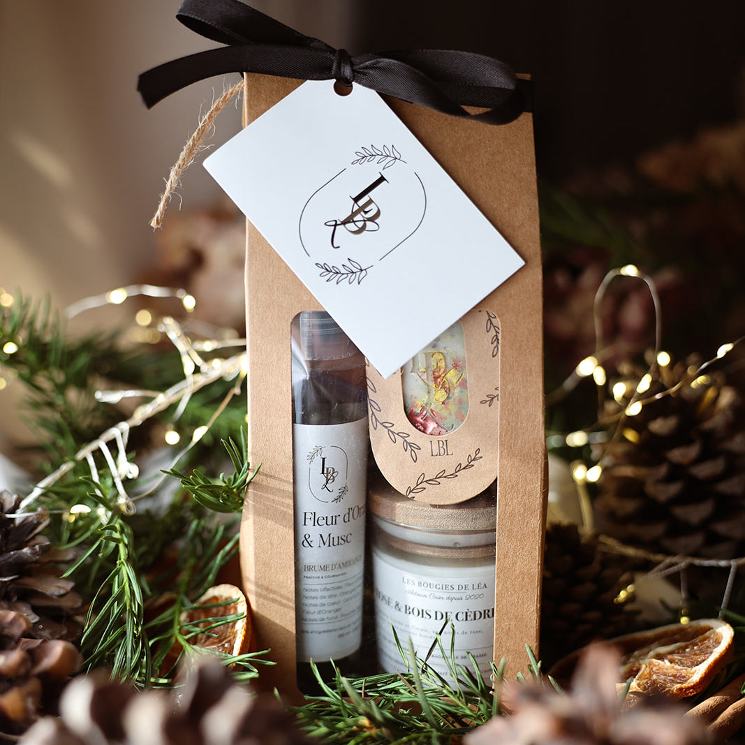 Coffret cadeau Evasion parfumé Premium LBL Les Bougies de Léa composé d'une bougie artisanale parfumée, une suspension végétale parfumée pour les textiles de maison, penderie, placards ou tiroirs de linge et d'une brume, spray d'ambiance pour la maison et textiles. Ambiance Noël, idée cadeau