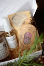 Coffret cadeau découverte produits artisanaux, bougie parfumée, spray brume d'ambiance, suspension et diffuseur dressing végétal et galet fondant parfumé. Idée cadeau Noël, anniversaire