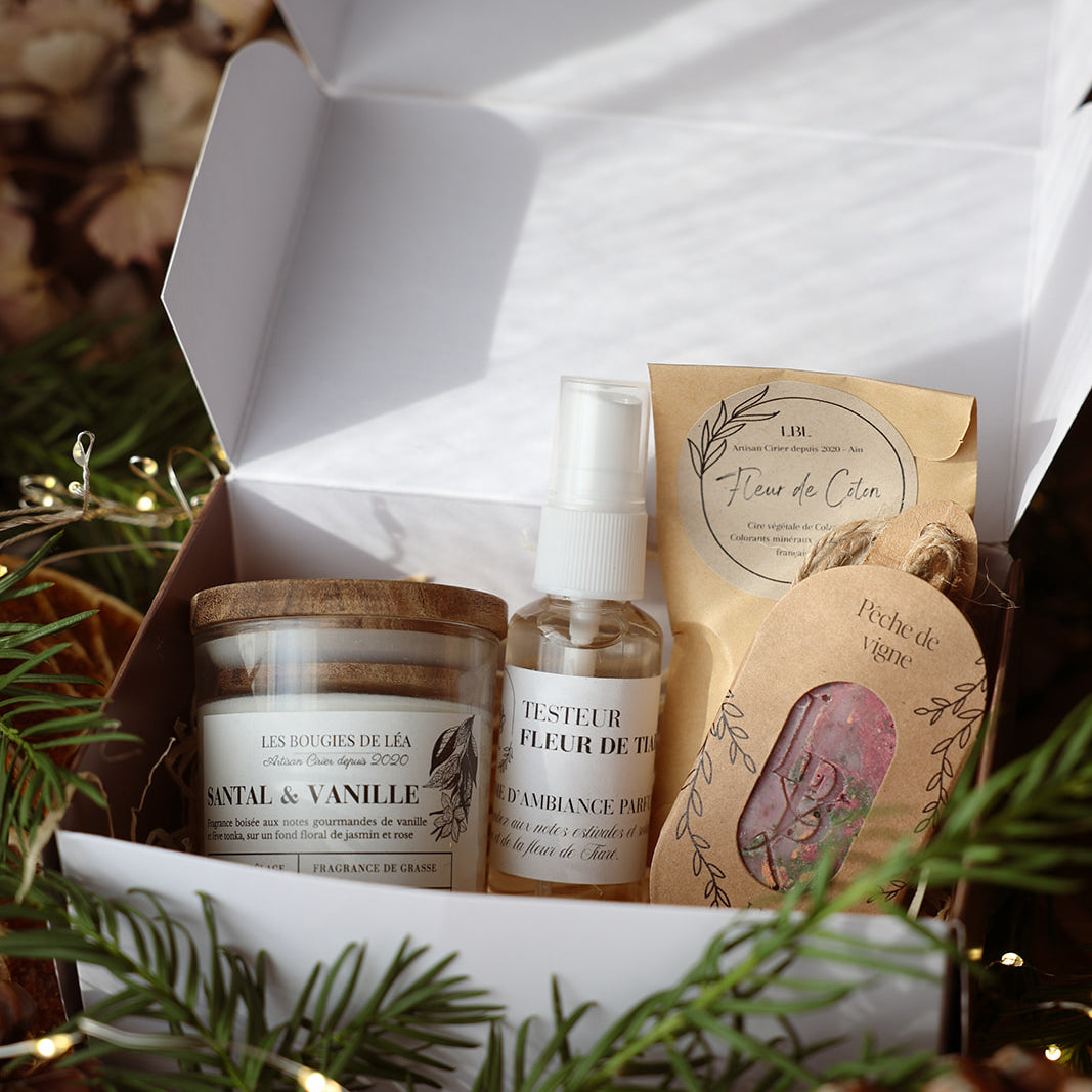 Coffret cadeau découverte produits artisanaux, bougie parfumée, spray brume d'ambiance, suspension et diffuseur dressing végétal et galet fondant parfumé. Idée cadeau Noël, anniversaire
