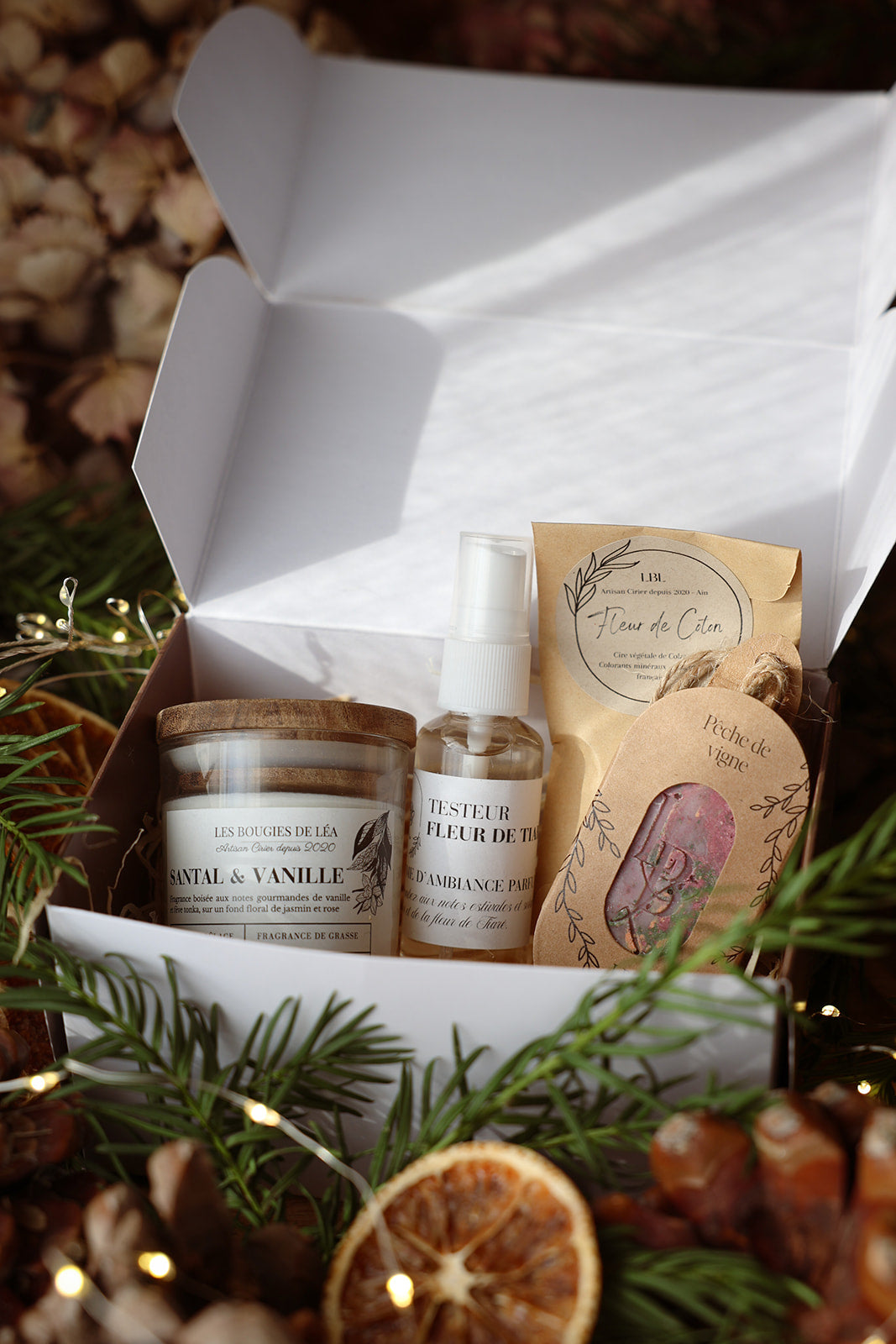 Coffret cadeau découverte produits artisanaux, bougie parfumée, spray brume d'ambiance, suspension et diffuseur dressing végétal et galet fondant parfumé. Idée cadeau Noël, anniversaire