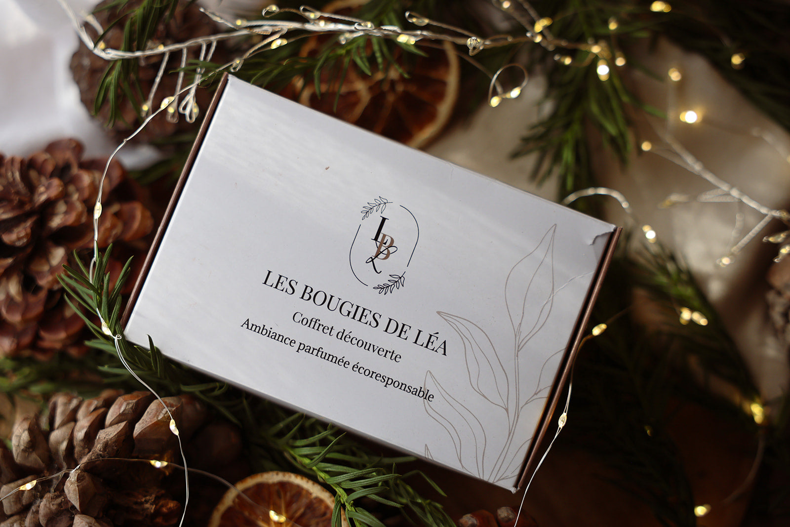 Coffret cadeau découverte produits artisanaux, bougie parfumée, spray brume d'ambiance, suspension et diffuseur dressing végétal et galet fondant parfumé. Idée cadeau Noël, anniversaire