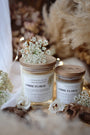 Bougies artisanales parfumées Les Bougies de Léa Ambre Floral Bois de Oud avec couvercle bois d'acacia, décor bohème chic, fleurs blanches, branches bois, pampa