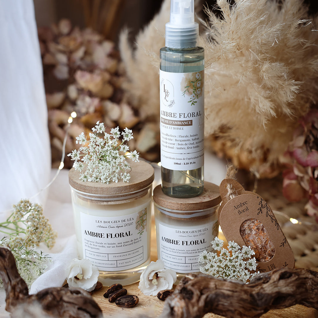 Brume d'ambiance végétale et parfumée LBL Ambre Floral Bois de Oud sur une table en bois dans une déco bohème chic avec fleurs blanches et bois