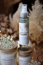 Brume d'ambiance végétale et parfumée LBL Ambre Floral Bois de Oud sur une table en bois dans une déco bohème chic avec fleurs blanches et bois