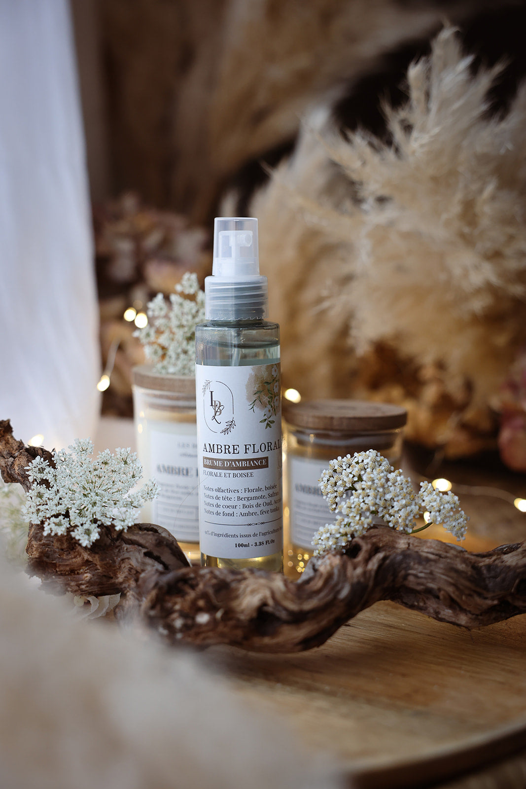 Brume d'ambiance végétale parfumée LBL, suspension parfumée LBL et bougies parfumées artisanales collection automne, parfum Ambre Floral, Bois de Oud, déco automnale et bohème chic avec bois, fleurs blanches, pampa