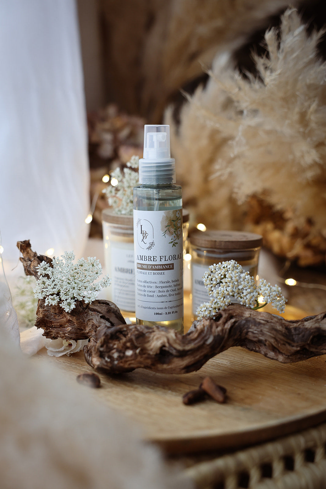 Brume d'ambiance végétale parfumée LBL, suspension parfumée LBL et bougies parfumées artisanales collection automne, parfum Ambre Floral, Bois de Oud, déco automnale et bohème chic avec bois, fleurs blanches, pampa