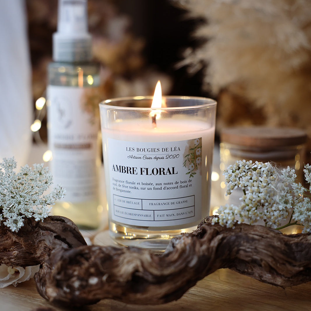 Bougie artisanale parfumée Les Bougies de Léa Ambre Floral Bois de Oud allumée, décor bohème chic, fleurs blanches, branches bois, pampa