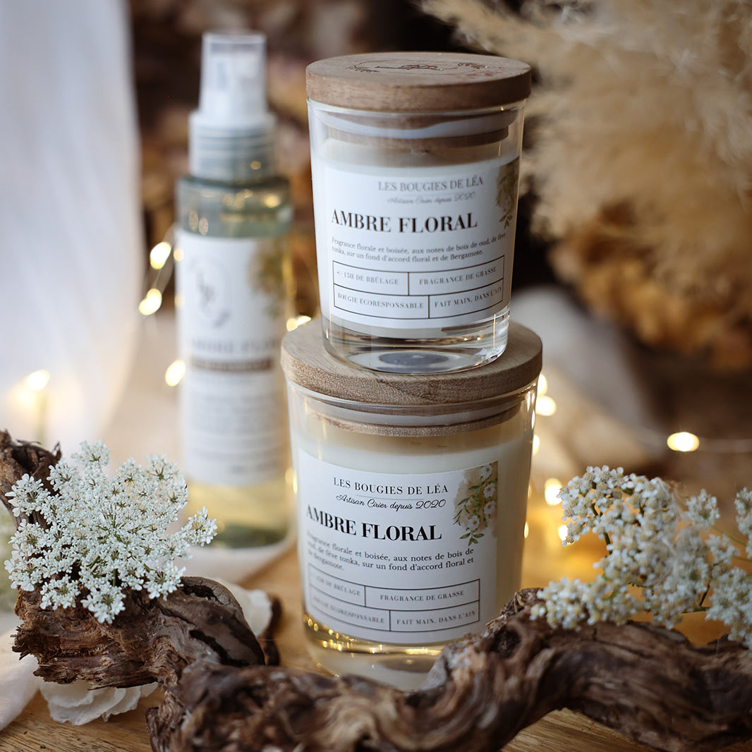 Bougies artisanales parfumées Ambre Floral avec couvercle en bois d'Acacia Les Bougies de Léa empilées avec fleurs blanches et branche de bois, dans un déco bohème chic