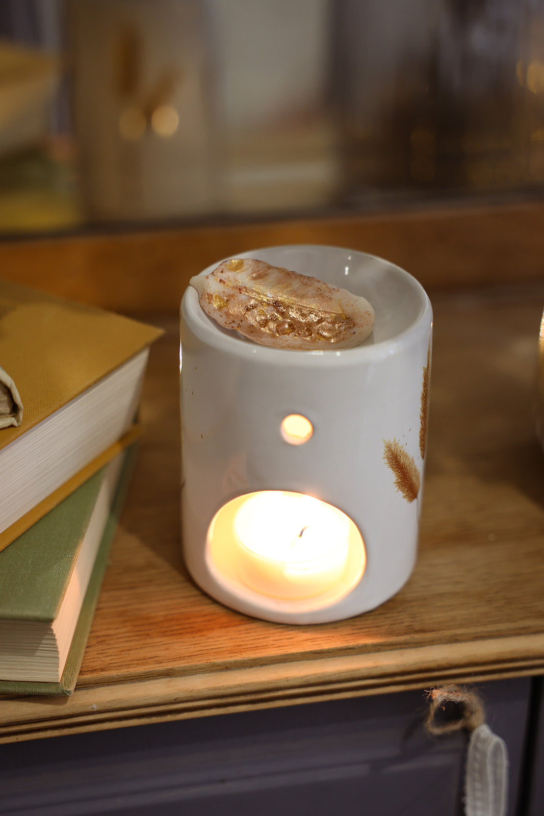 Fondant parfumé LBL Ambre Floral, Santal, Bois de Oud sur brûle-parfum en céramique et bougie chauffe plat allumée, comme objet de déco chaleureux