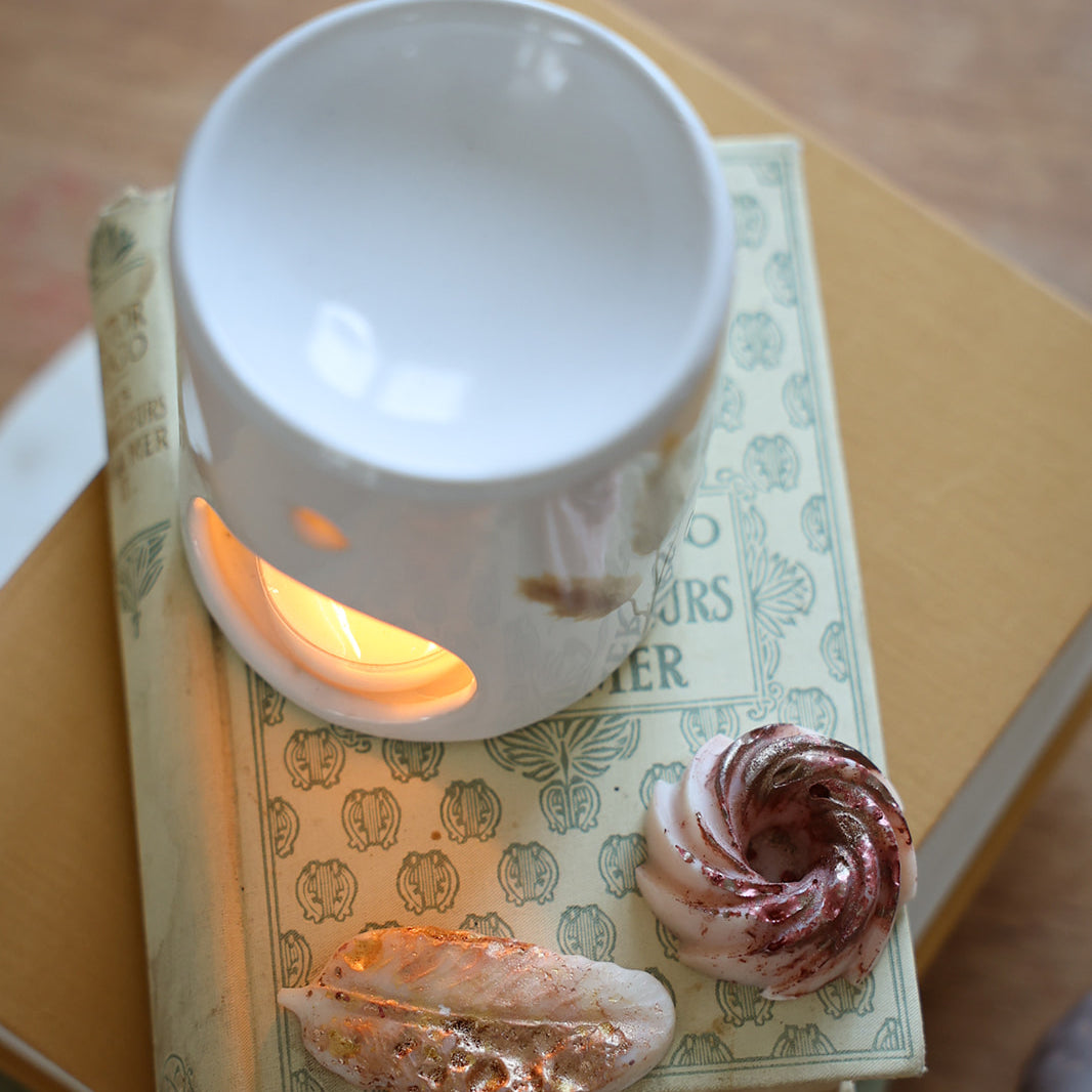 Fondant parfumé LBL Orange & Fève Tonka, Cannelle avec brûle-parfum en céramique et bougie chauffe plat allumée, comme objet de déco chaleureux