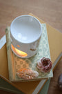Fondant parfumé LBL Orange & Fève Tonka, Cannelle avec brûle-parfum en céramique et bougie chauffe plat allumée, comme objet de déco chaleureux