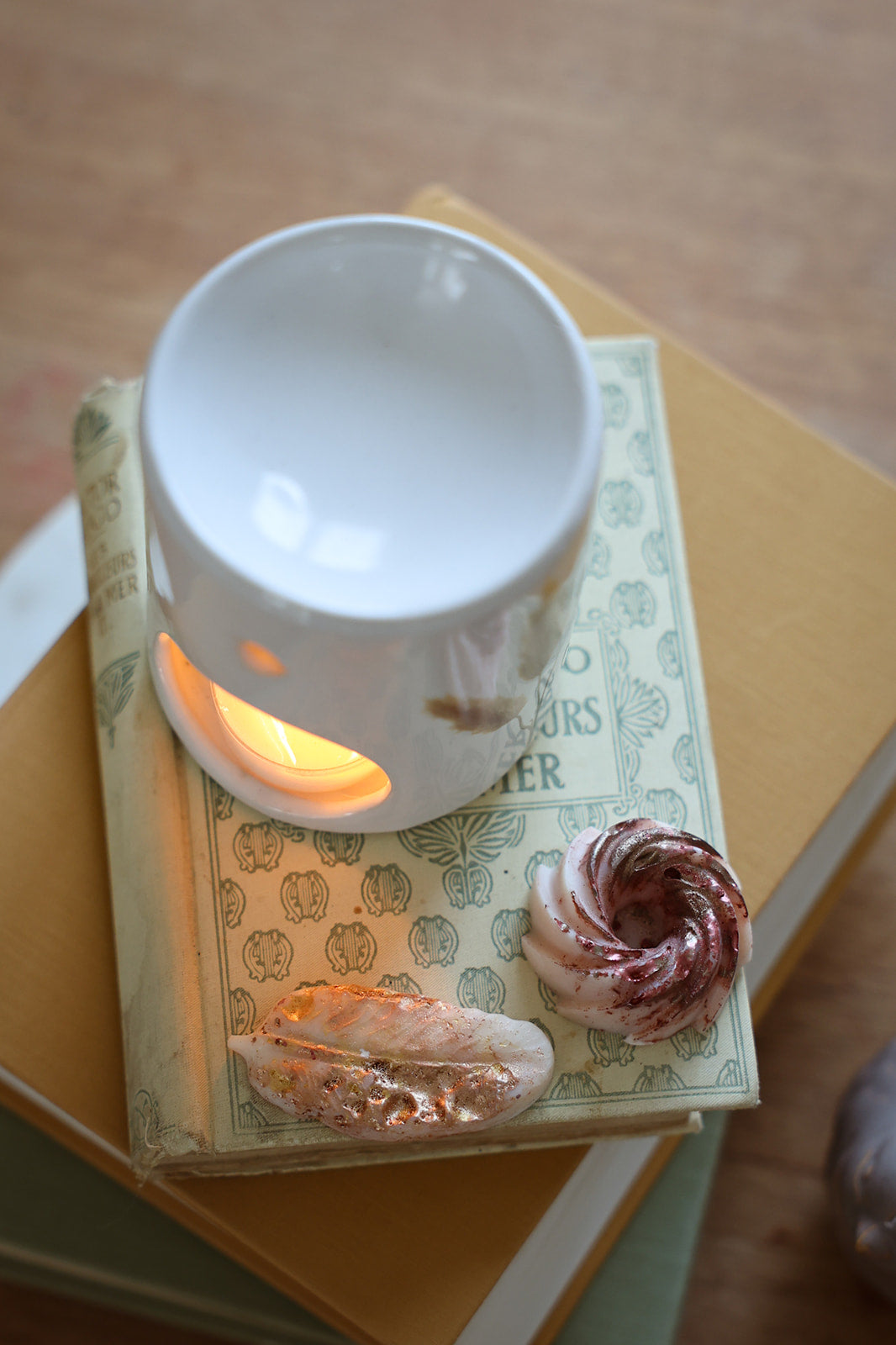 Fondant parfumé LBL Orange & Fève Tonka, Cannelle avec brûle-parfum en céramique et bougie chauffe plat allumée, comme objet de déco chaleureux