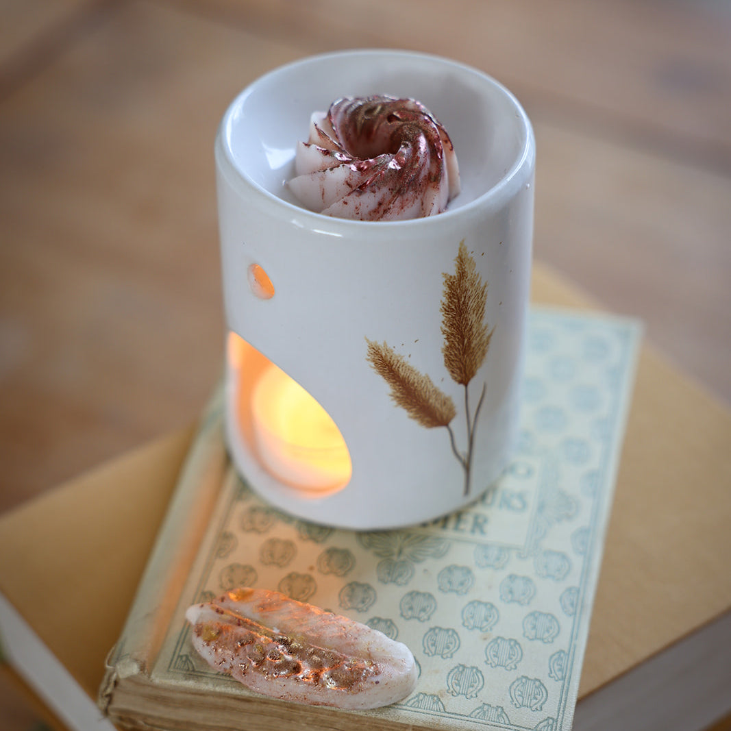 Fondant parfumé LBL Orange & Fève Tonka, Cannelle sur brûle-parfum en céramique et bougie chauffe plat allumée, comme objet de déco chaleureux