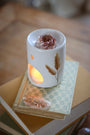Fondant parfumé LBL Orange & Fève Tonka, Cannelle sur brûle-parfum en céramique et bougie chauffe plat allumée, comme objet de déco chaleureux