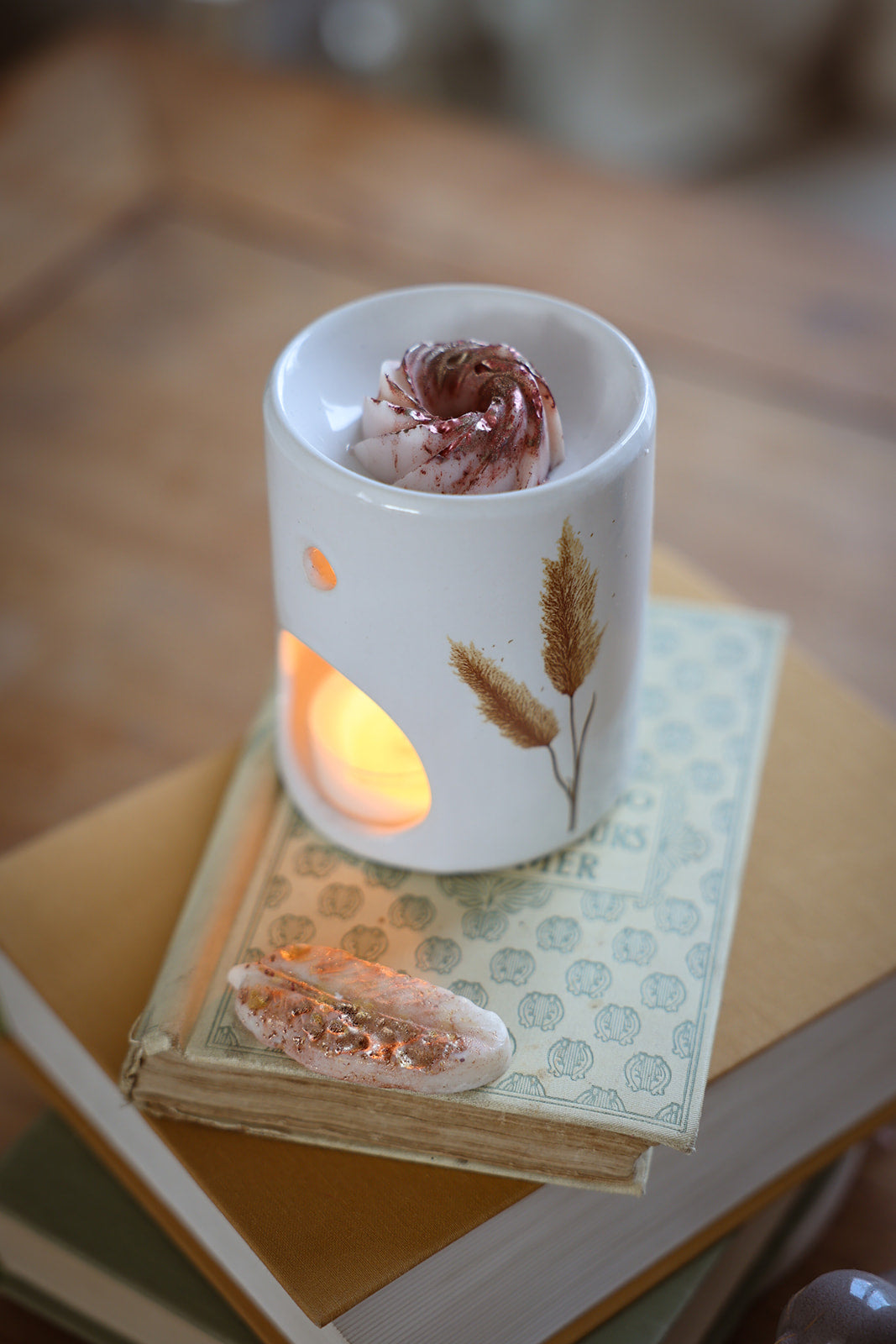 Fondant parfumé LBL Orange & Fève Tonka, Cannelle sur brûle-parfum en céramique et bougie chauffe plat allumée, comme objet de déco chaleureux