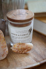 Fondant parfumé LBL Ambre Floral, Santal, Bois de Oud devant bougie artisanale parfumée Les Bougies de Léa Santal & Vanille