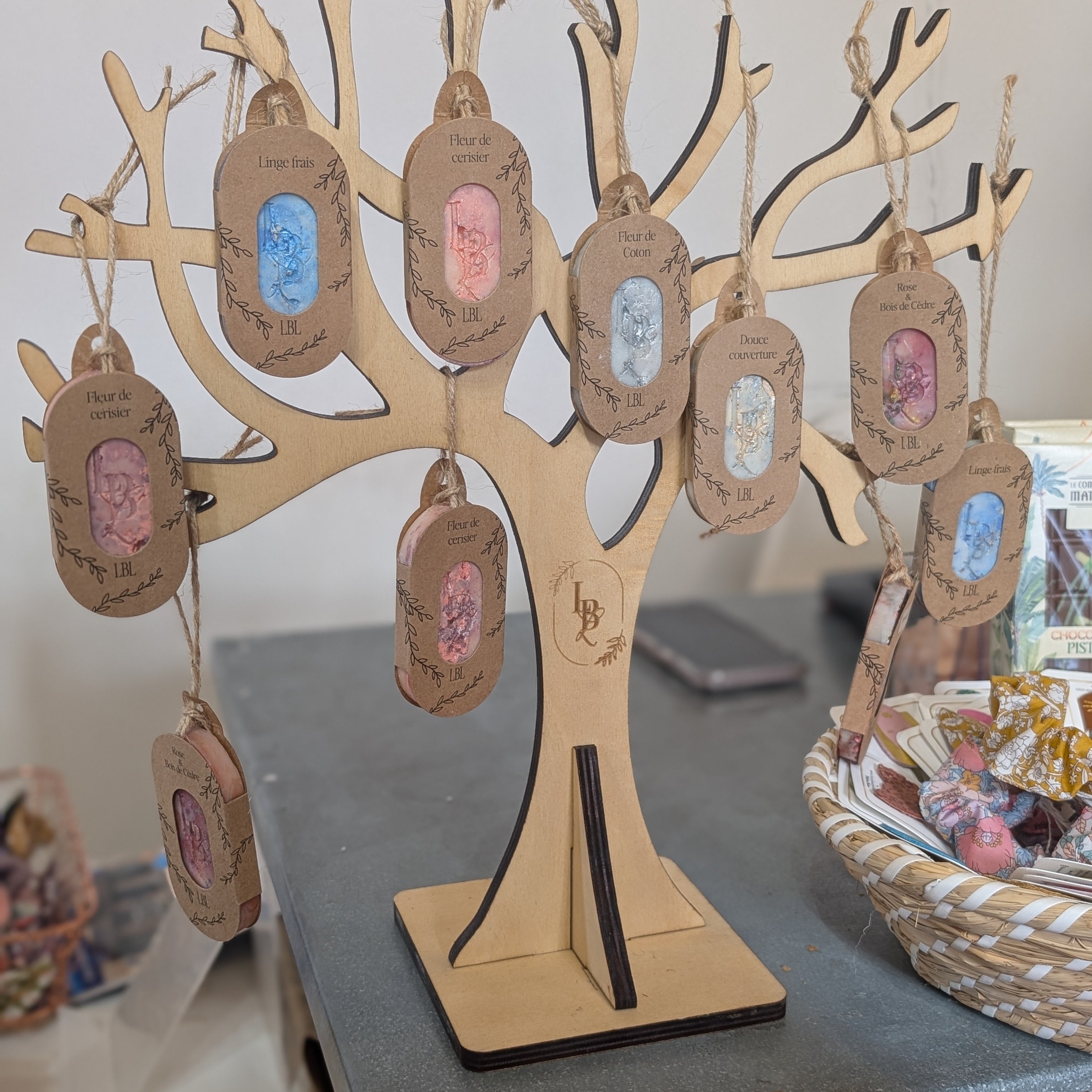 Suspensions parfumées artisanales LBL sur présentoir en bois de peuplier artisanal fait main en Bourgogne, mise en rayon espace de vente boutique revendeurs boutique décoration d'intérieur, idées cadeaux, concept store.