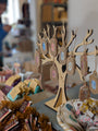 Suspensions parfumées artisanales LBL sur présentoir en bois de peuplier artisanal fait main en Bourgogne, mise en rayon espace de vente boutique revendeurs boutique décoration d'intérieur, idées cadeaux, concept store.
