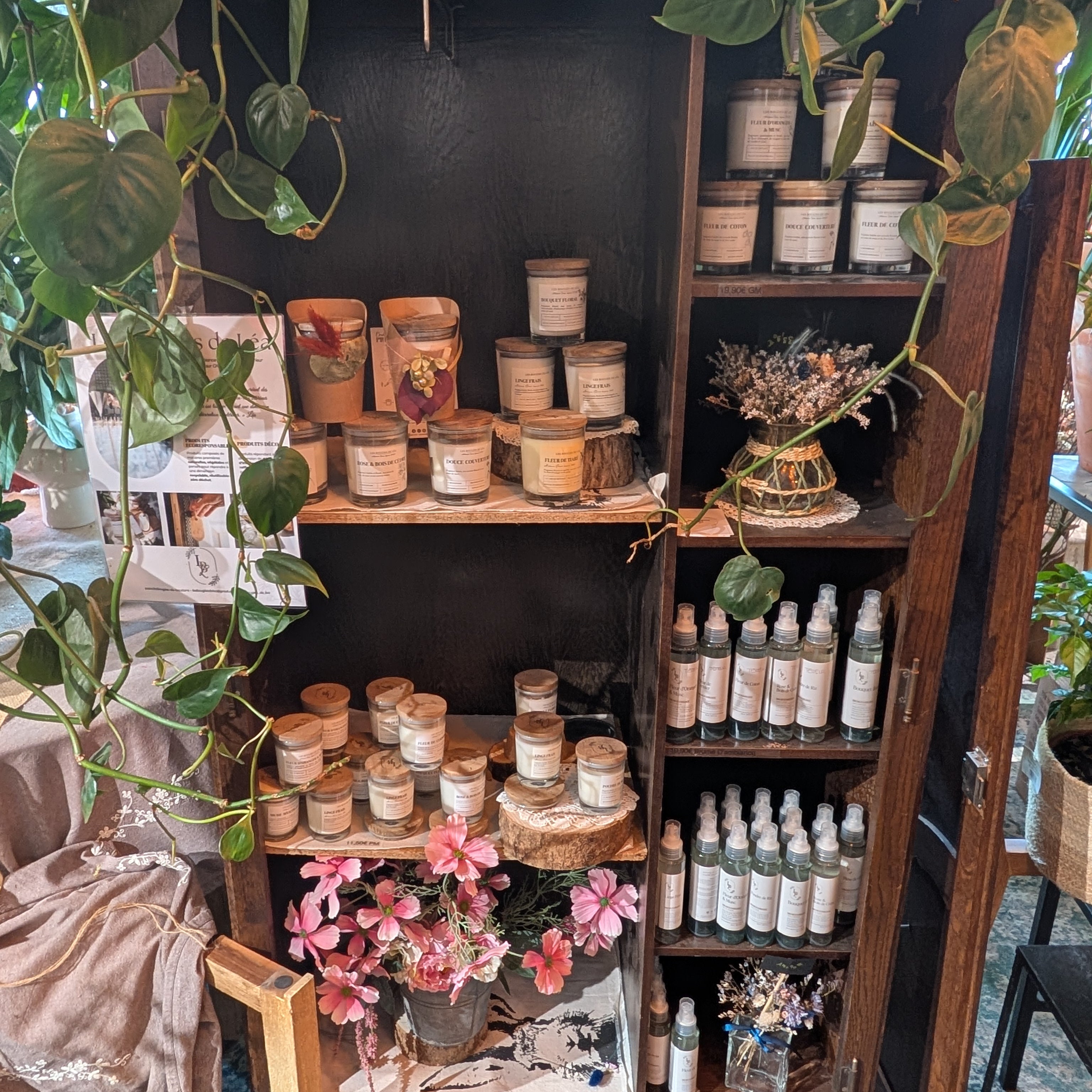 Mise en rayon des produits d'ambiance artisanaux Les Bougies de Léa - LBL chez revendeur fleuriste jardinerie avec fleurs séchées, composé de brumes d'ambiance parfumée, suspension végétales parfumées, bougies artisanales parfumées.
