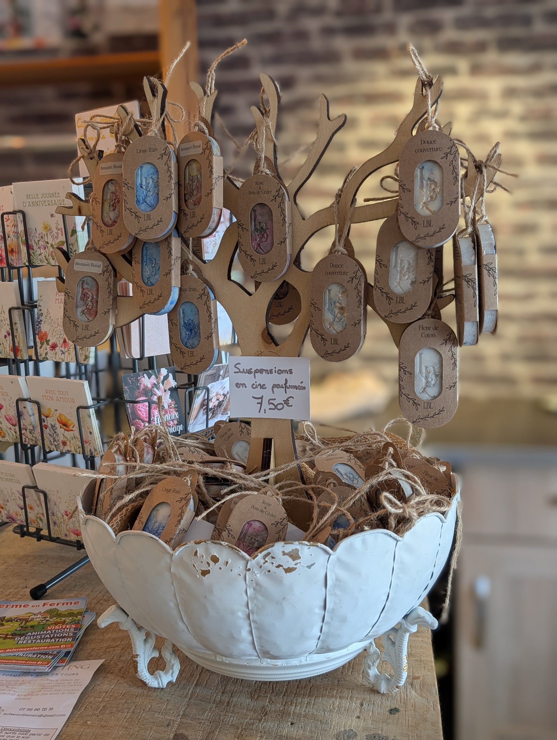 Suspensions parfumées artisanales LBL sur présentoir en bois de peuplier artisanal fait main en Bourgogne, mise en rayon espace de vente boutique revendeurs fleuriste, jardinerie, près des caisses, vente additionnelle.
